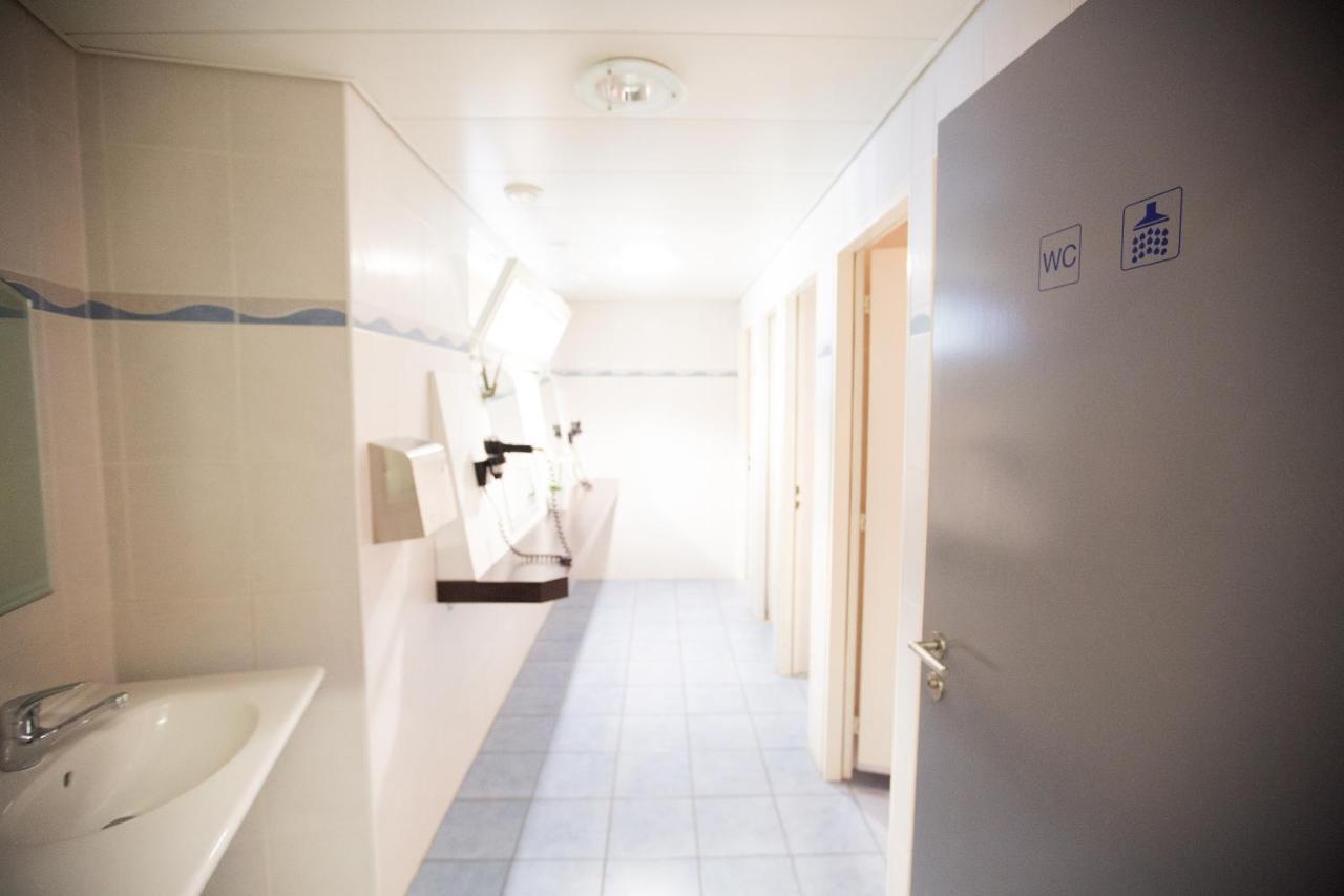 Tweepersoonskamer met Stapelbedden en een Gedeelde Badkamer